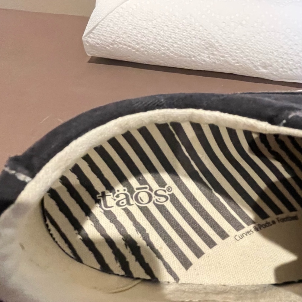 Taos Footwear Black Low-Top Sneakers - Picture 6 of 6